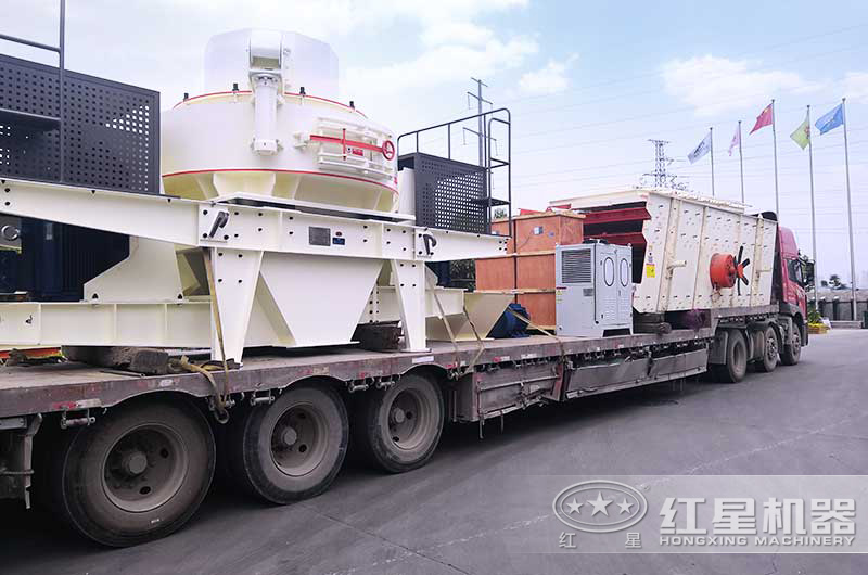 整套沖擊式河卵石制砂機(jī)設(shè)備裝車發(fā)貨中