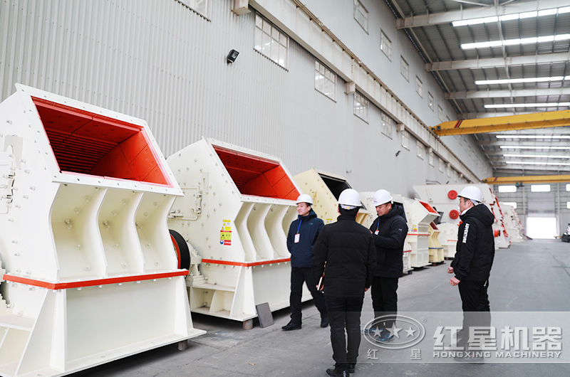 客戶來廠參觀青石破碎機(jī)設(shè)備