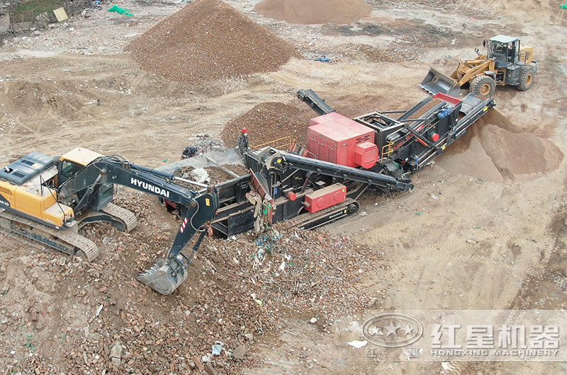 履帶式移動反擊式破碎機(jī)建筑垃圾現(xiàn)場