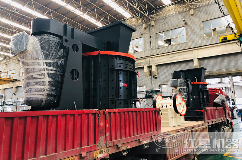 復(fù)合式破碎機(jī)裝車發(fā)貨中 復(fù)合式破碎機(jī)裝車發(fā)貨中