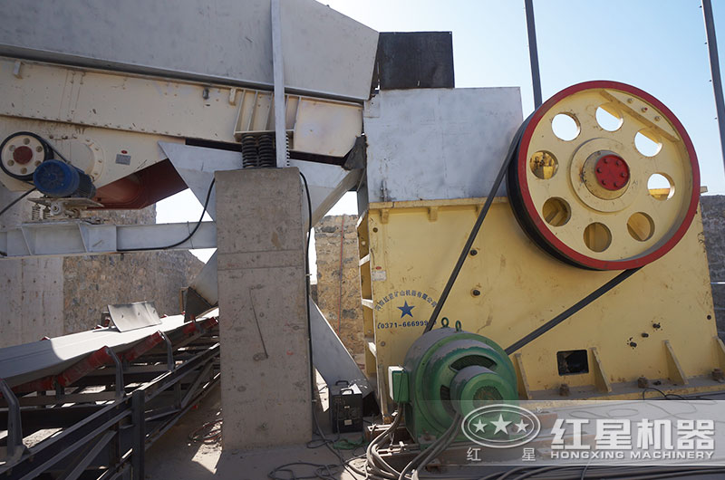 時產(chǎn)300噸石頭破碎加工現(xiàn)場