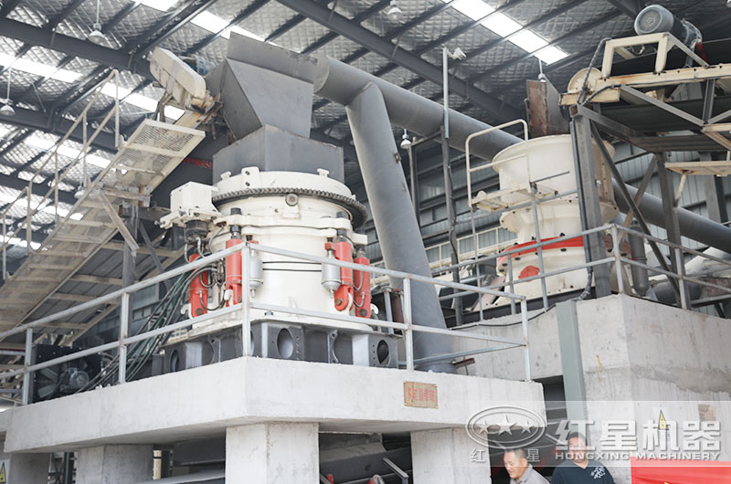 花崗巖破碎加工現(xiàn)場 花崗巖破碎加工現(xiàn)場