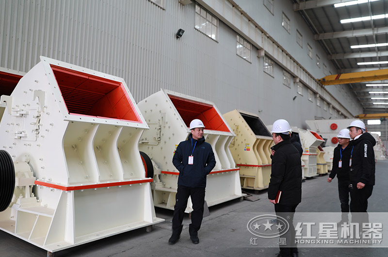 客戶(hù)來(lái)廠考察錘式破碎機(jī)設(shè)備