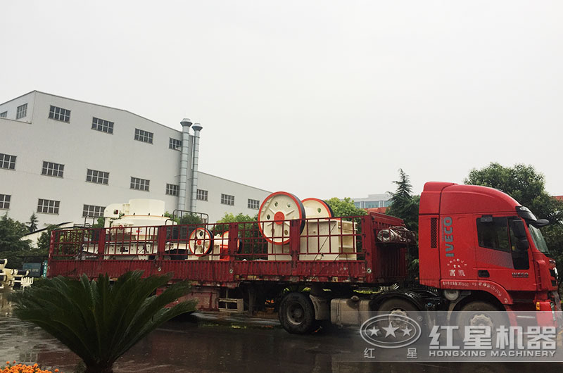 成套礦石破碎機(jī)裝車發(fā)貨中