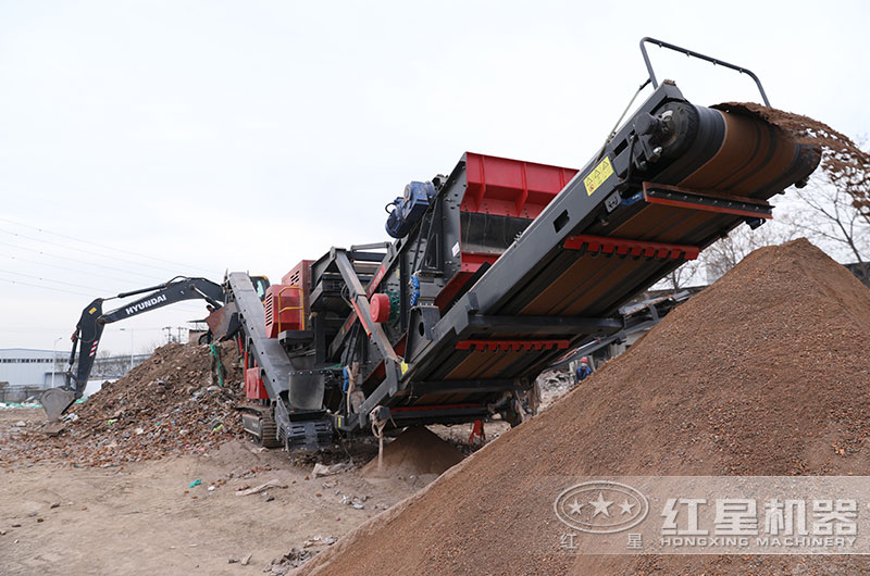 履帶移動(dòng)破碎機(jī)處理建筑垃圾加工現(xiàn)場(chǎng)