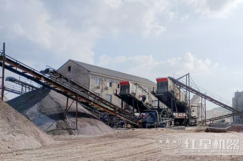 時產(chǎn)300噸移動石料破碎機生產(chǎn)線現(xiàn)場