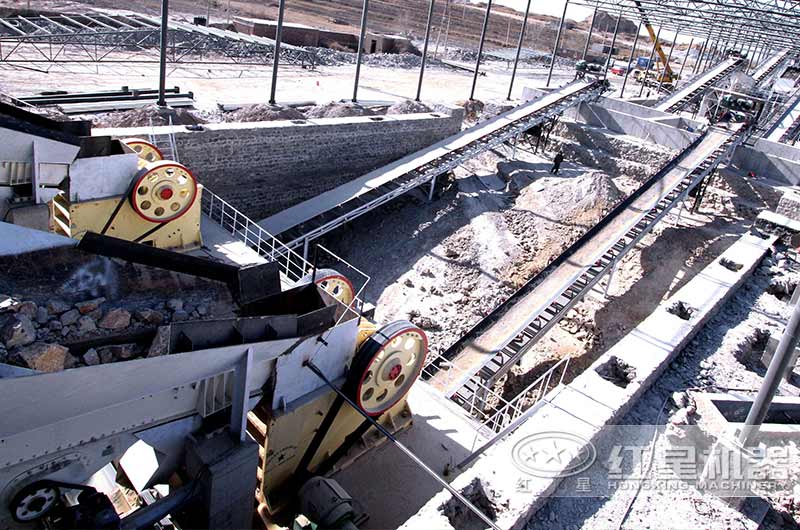 石料粉碎設備作業(yè)現(xiàn)場 石料粉碎設備作業(yè)現(xiàn)場