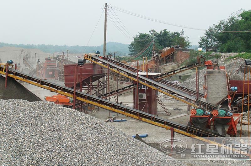 對輥制砂機(jī)碎砂作業(yè)現(xiàn)場