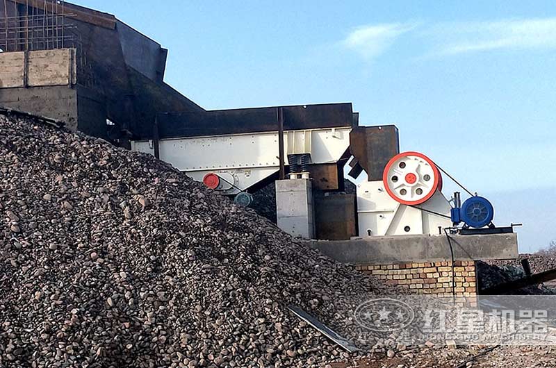 75顎破碎機(jī)作業(yè)現(xiàn)場(chǎng)