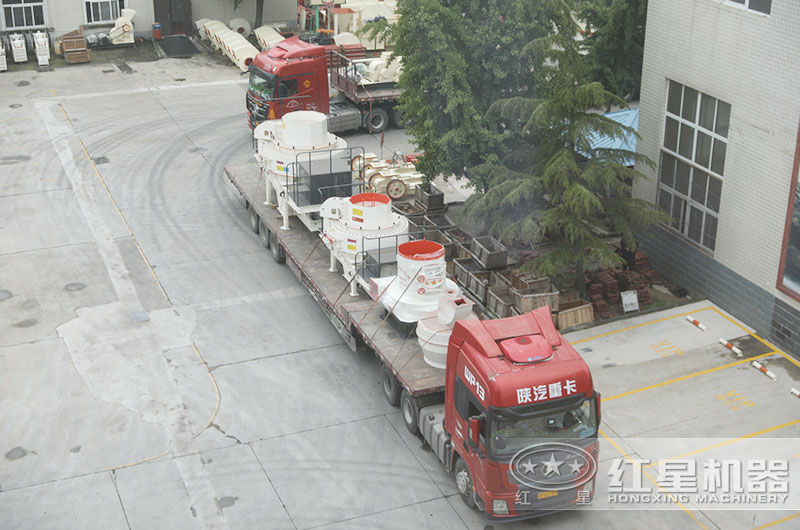 紅星石頭磨粉機成套設備裝車發(fā)貨中