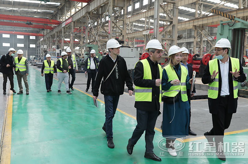 客戶一行來廠考察水泥塊破碎機設(shè)備