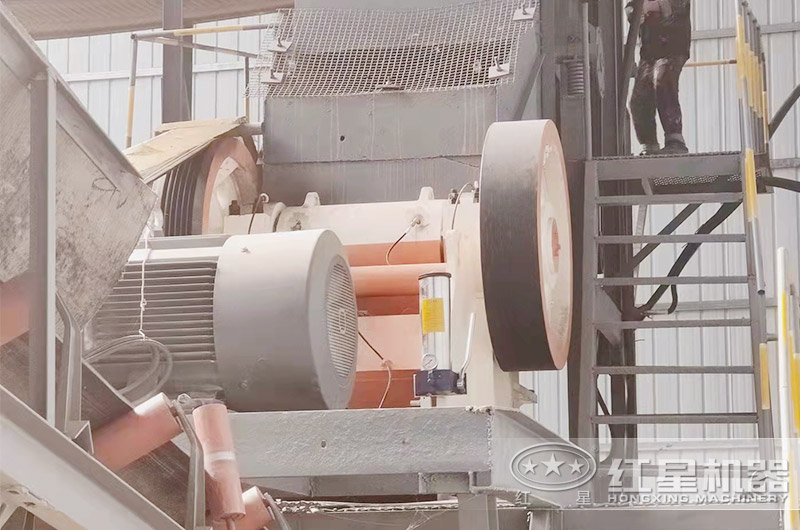 顎式破碎機現(xiàn)場