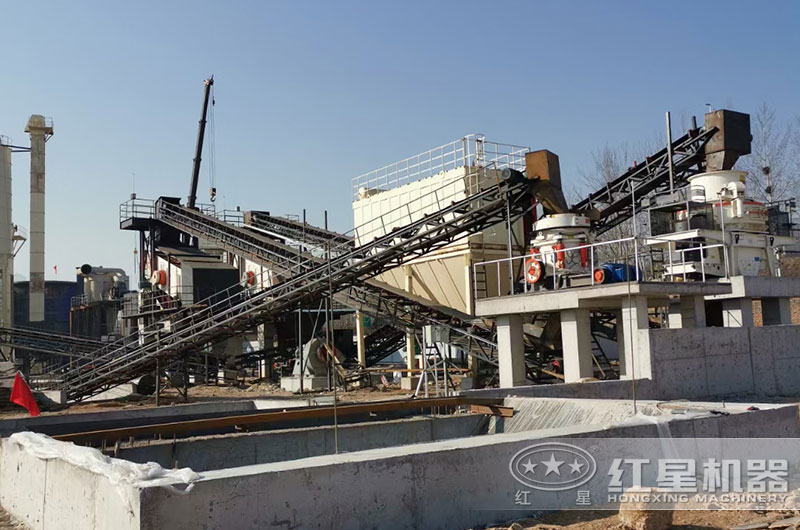 多缸圓錐破碎機(jī)作業(yè)現(xiàn)場 多缸圓錐破碎機(jī)作業(yè)現(xiàn)場