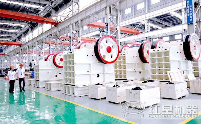 卵石鄂式破碎機(jī)現(xiàn)場實(shí)拍圖