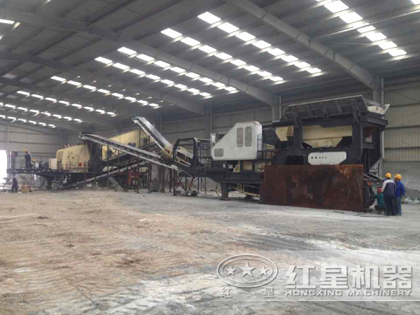 一小時(shí)產(chǎn)一百噸煤矸石輪胎式移動(dòng)破碎機(jī)用戶現(xiàn)場