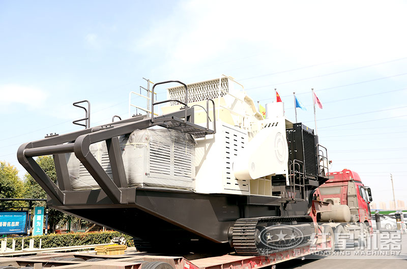 準(zhǔn)備發(fā)往用戶現(xiàn)場的車載移動(dòng)破石機(jī)