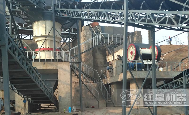 顎式破石機作業(yè)現(xiàn)場實拍圖