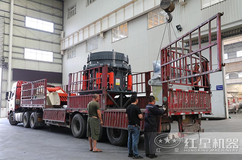全液壓圓錐破碎機(jī)裝車(chē)，發(fā)往江蘇