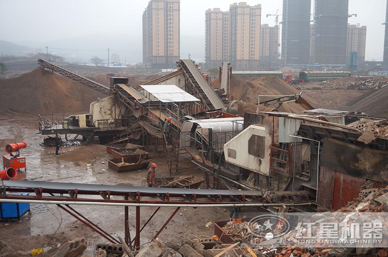 移動(dòng)破碎站正在處理建筑垃圾