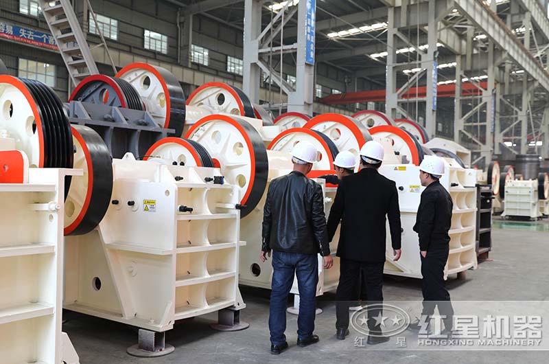 客戶進廠考察、參觀鄭州紅星機器的鄂式破碎機設(shè)備