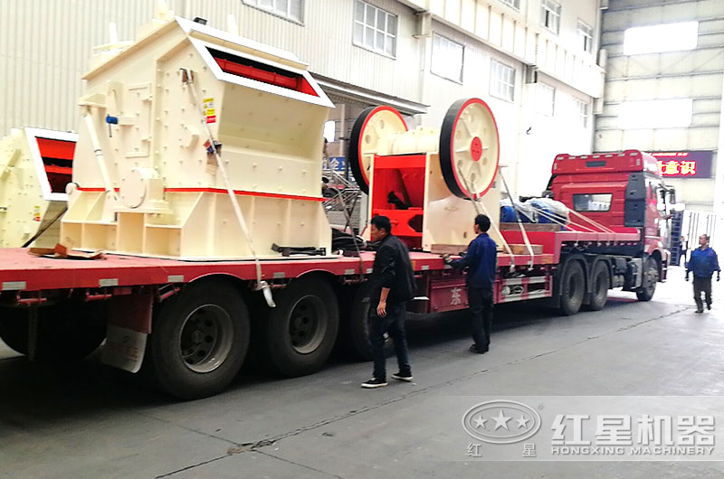 反擊式碎石機整套設(shè)備裝車，廠家直接發(fā)往用戶現(xiàn)場