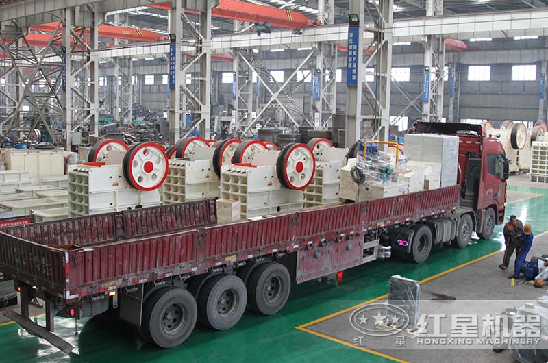 德版鄂式破碎機裝車準備發(fā)貨