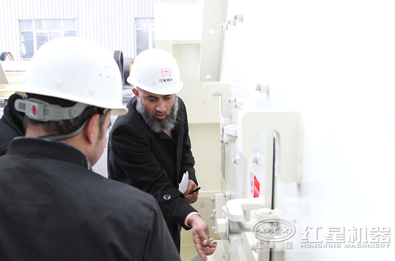 客戶(hù)來(lái)廠了解設(shè)備細(xì)節(jié)