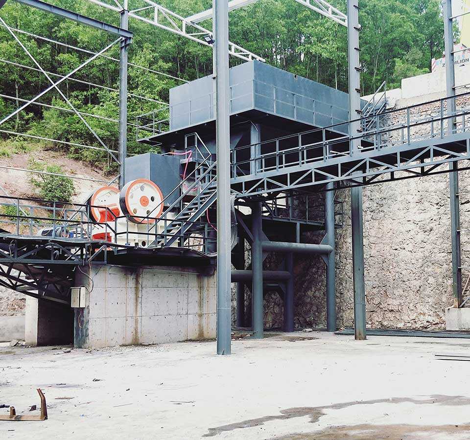 一小時(shí)產(chǎn)300噸制砂生產(chǎn)線(xiàn)-四川廣元客戶(hù)現(xiàn)場(chǎng)