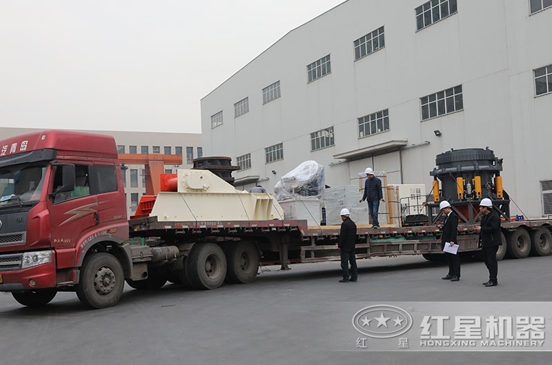 高產(chǎn)量碎石機裝車、發(fā)往江蘇
