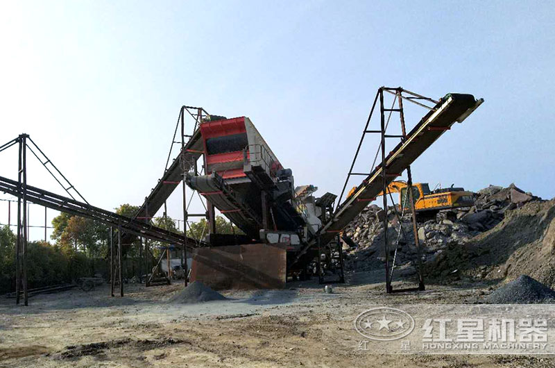 移動式砂石破碎機作業(yè)現(xiàn)場圖