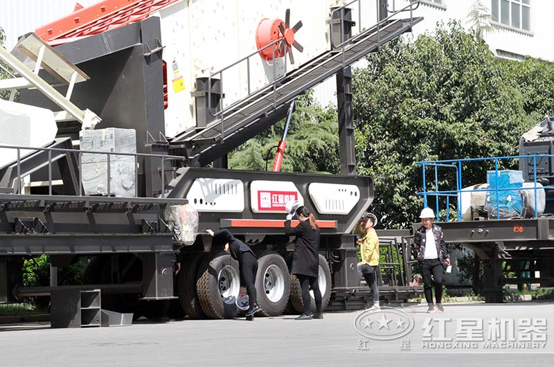 客戶來(lái)廠考察,經(jīng)理陪同做詳細(xì)介紹