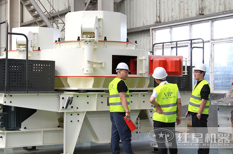 客戶正在考察河卵石制砂機設(shè)備