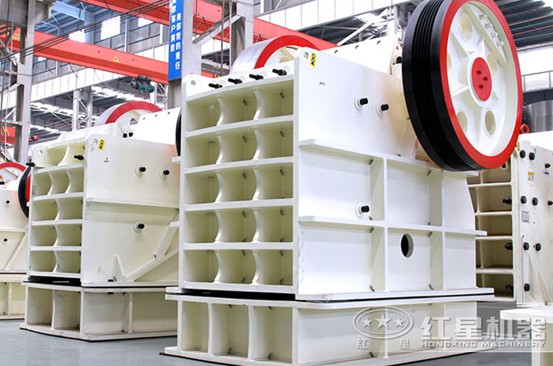 粗碎_顎式咬石機設(shè)備圖片