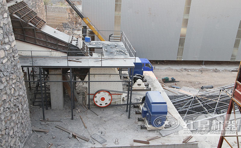 新型重錘式破碎機(jī)生產(chǎn)現(xiàn)場圖