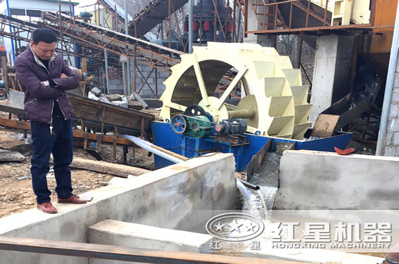 洗砂機旁配置沉淀池，實現(xiàn)水資源循環(huán)利用