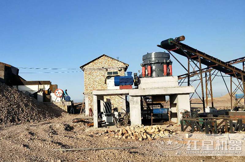 小型顎式破碎機(jī)作業(yè)現(xiàn)場(chǎng)，運(yùn)行效率高