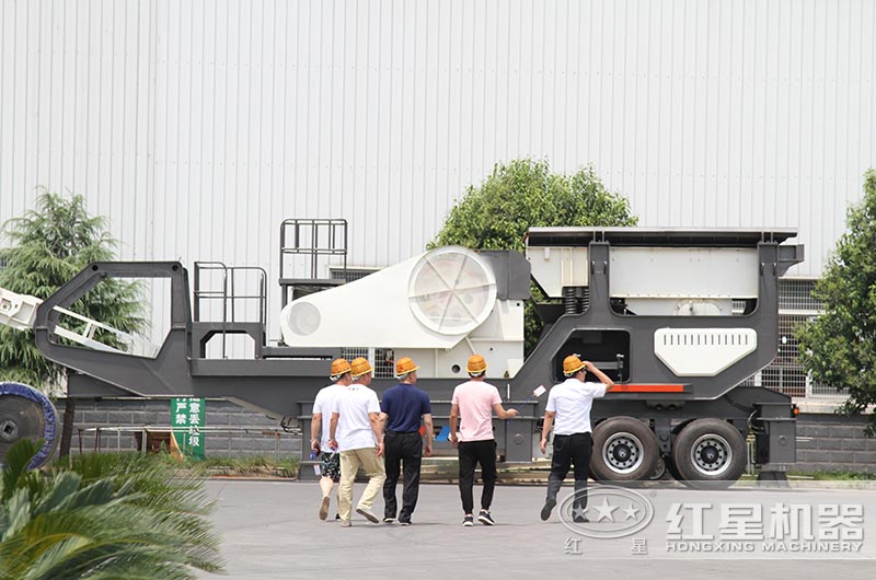 四川客戶來(lái)廠區(qū)參觀小型流動(dòng)石料破碎機(jī)