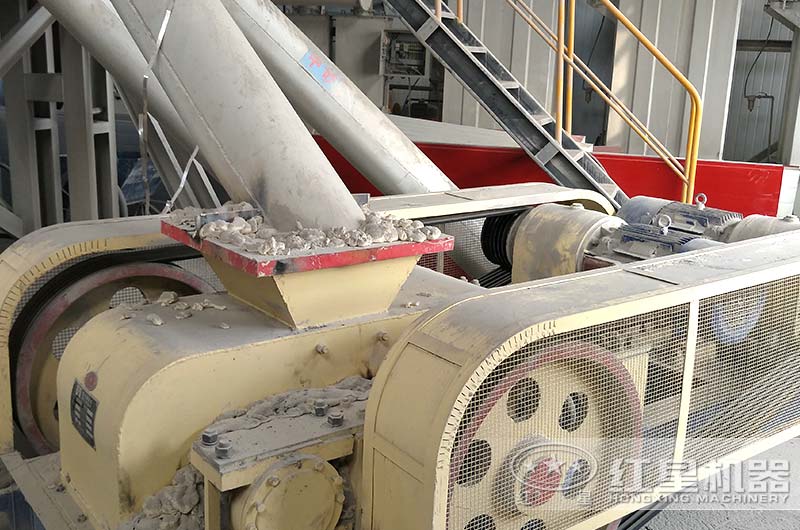 對輥制砂機(jī)工作現(xiàn)場圖 對輥制砂機(jī)工作現(xiàn)場圖