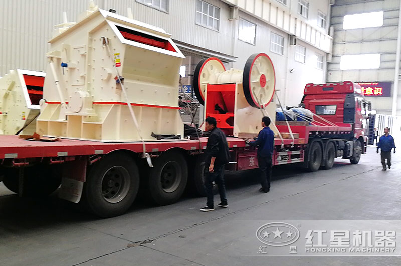 河南紅星石子加工機器裝車，準備發(fā)貨