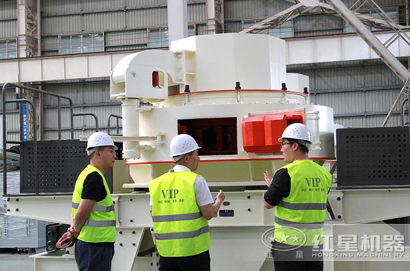 砂石投資者來(lái)廠區(qū)了解新型制砂機(jī)生產(chǎn)設(shè)備相關(guān)信息