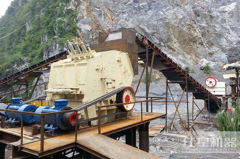 石灰石破碎機(jī)近距離作業(yè)現(xiàn)場