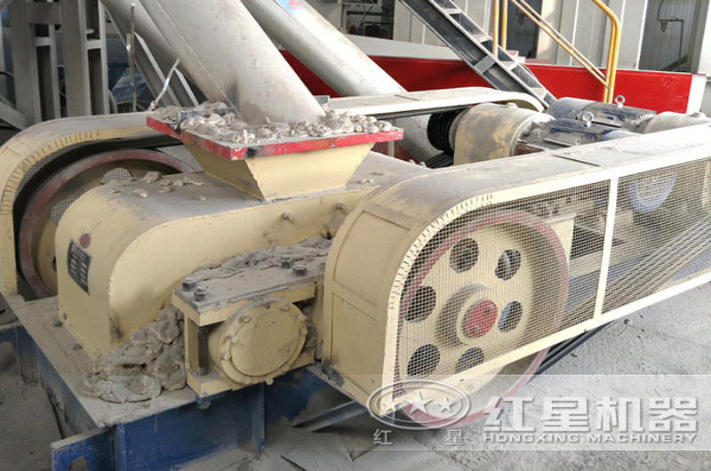 時(shí)產(chǎn)20噸河卵石對(duì)輥制砂機(jī)作業(yè)直拍圖