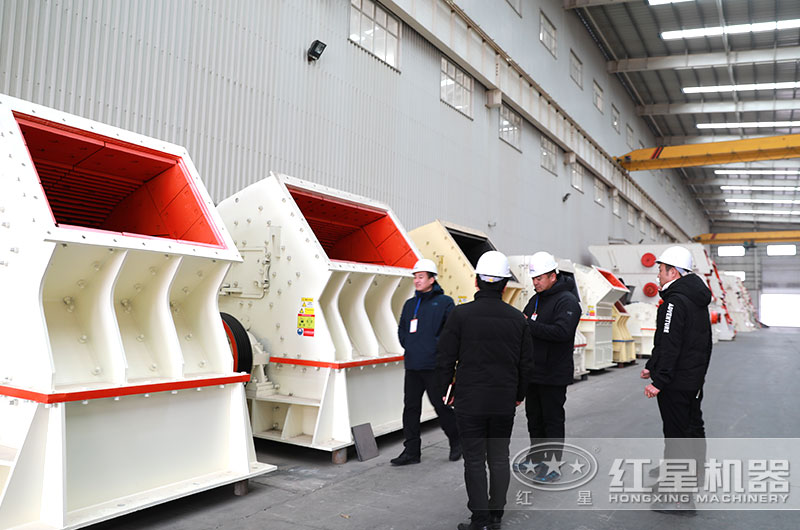 客戶來廠參觀了解日產(chǎn)6千噸鐵礦石破碎生產(chǎn)線相關(guān)設(shè)備