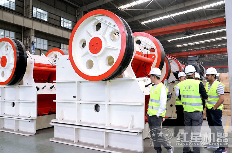 印度客戶到廠參觀顎式破碎機(jī)