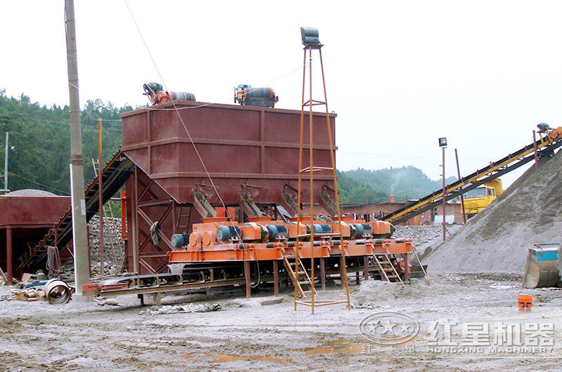 對輥破生產(chǎn)現(xiàn)場 對輥破生產(chǎn)現(xiàn)場