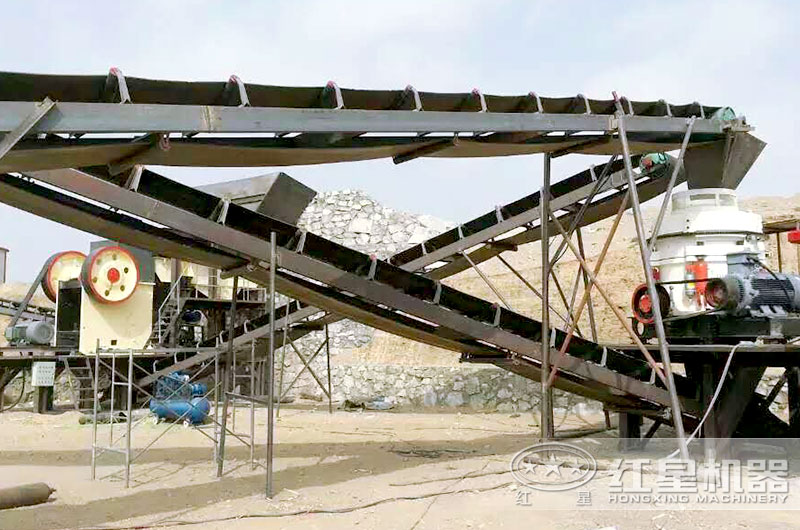 瀝青路面原料破碎加工生產(chǎn)現(xiàn)場(chǎng)