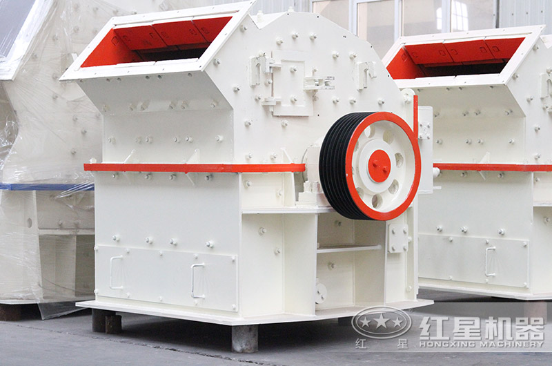 小型石料制沙機(jī)_細(xì)碎機(jī)車間實(shí)拍圖