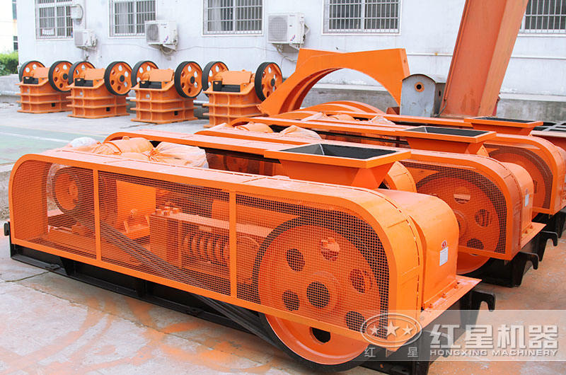 小型石料制沙機(jī)_對輥破廠區(qū)實(shí)拍圖