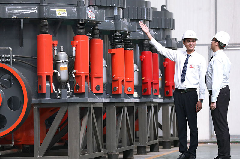 紅星工程師為客戶講解HXGYS300圓錐機