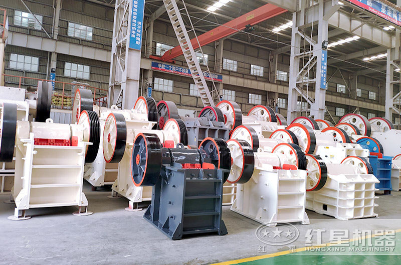 顎式破碎機(jī)車間實拍圖